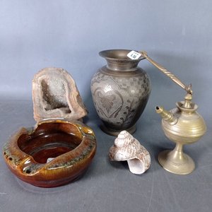 Lote de 5 piezas: Cenicero de cerámica, geoda, caracol, florero de bronce y lámpara de aceite - imagen 2