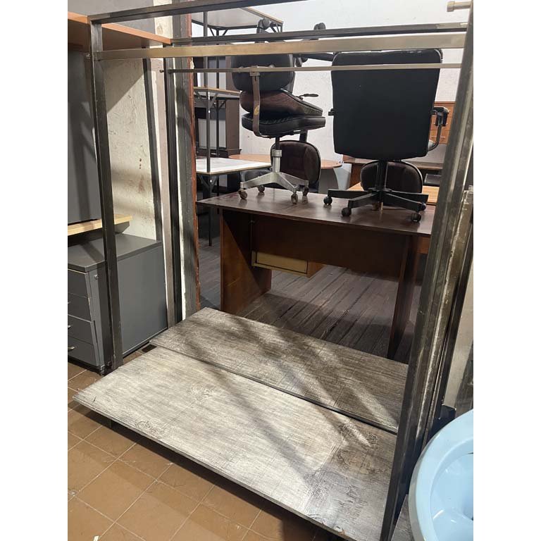 Par de Percheros Metálicos con Estantes de MDF Estilo Industrial