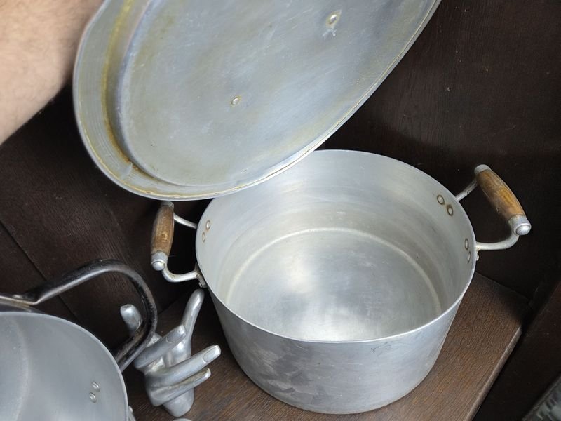 Tres ollas de aluminio grandes con tapa - imagen 3