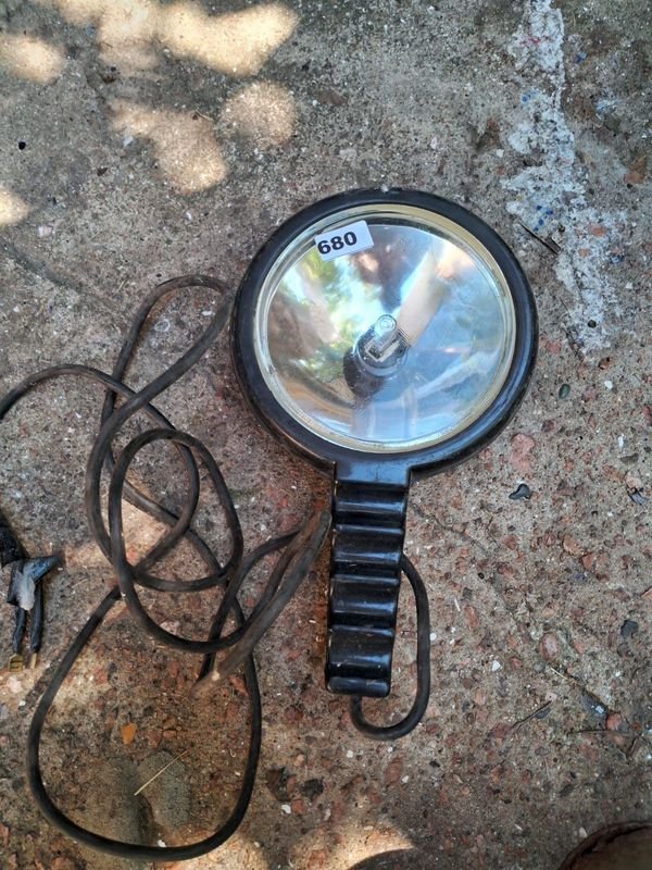 Lote siguiente: Faro piloto y accesorios