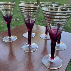 6 copas en cristal para coctel de color violacio con detalles dorados - imagen 2