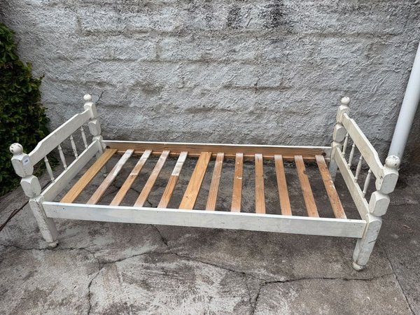 Cama de una plaza de madera con parrilla