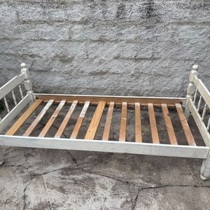Cama de una plaza de madera con parrilla - imagen 1