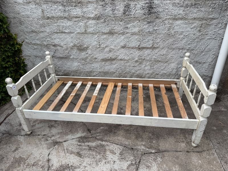 Cama de una plaza de madera con parrilla