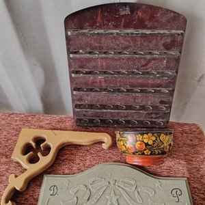 Lote de Artículos de Madera: Cuenco Decorado, Perchero y Expositor - imagen 3