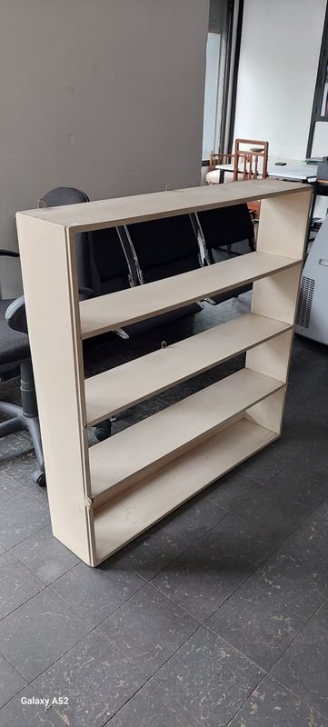 Estante biblioteca en madera color beige de gran tamaño - imagen 1