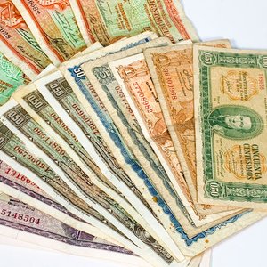 Diecisiete Billetes Uruguayos de Diversos Valores y Épocas - imagen 2