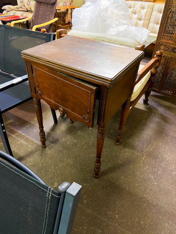 Mesa Auxiliar Antigua de Madera Oscura con Cajón Deslizable