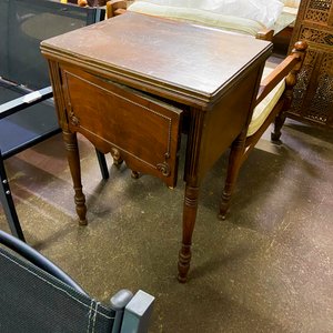 Lote anterior: Mesa Auxiliar Antigua de Madera Oscura con Cajón Deslizable