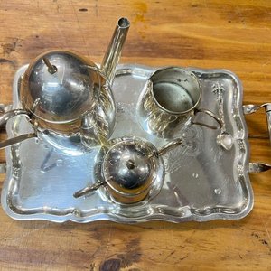 Juego de Café Antiguo de Metal Plateado con Bandeja y Grabados - imagen 2