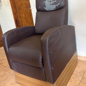Poltrona Reclinable de Cuero Marrón con Base de Madera - imagen 4