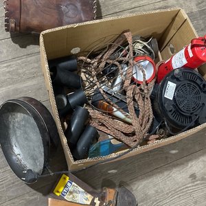 Lote anterior: Caja con Matera, sartén, cruz religiosa y extintor