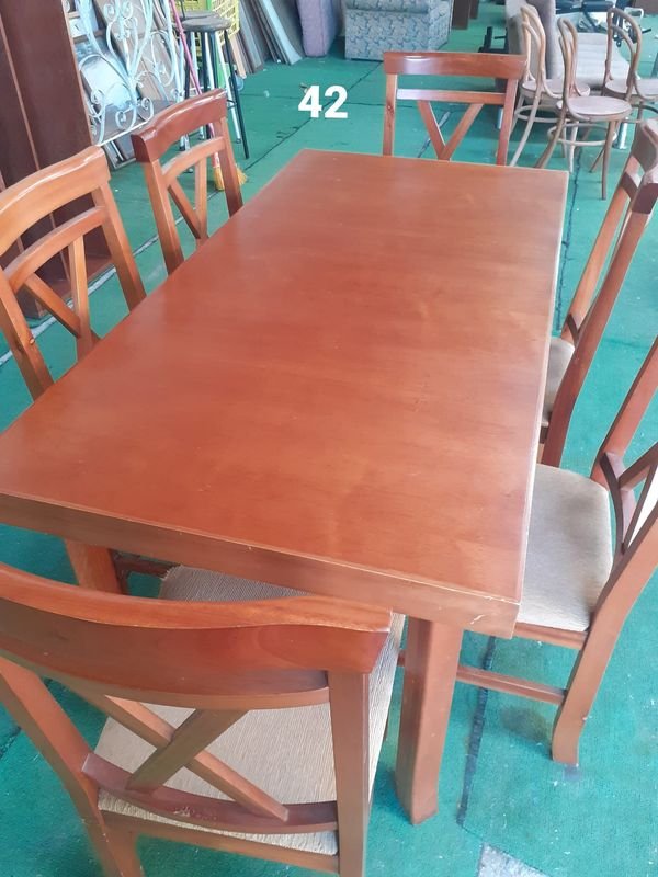 Mesa de comedor con sillas en excelente estado