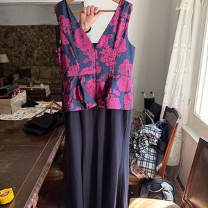 Vestido Largo Aidan Mattox Talla 48 Estampado Flores Fucsia y Azul Marino - imagen 5
