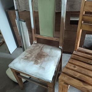 Par de Sillas de Madera y Lustraspiradora Philips Vintage - imagen 3