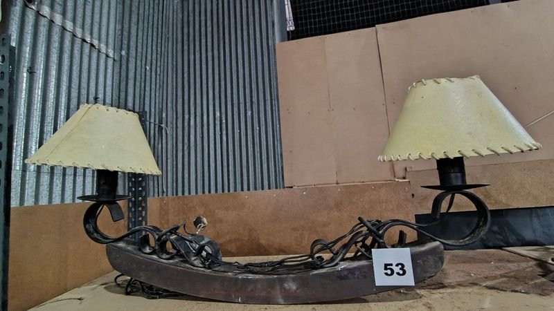 Lote siguiente: Lámpara doble en madera rustica con pantallas