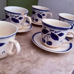 Juego de 5 Tazas y 4 Platillos de Porcelana Checoslovaca con Diseño de Cerezas - imagen 3
