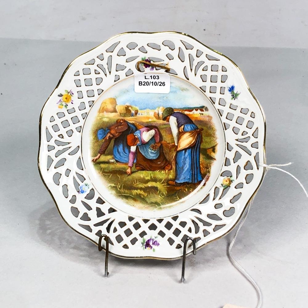 Plato Decorativo de Porcelana Bavaria con Escena Rural y Borde Calado