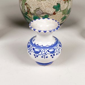 Lote de Cuatro Piezas Decorativas: Potiche Chino, Floreros y Lamparita - imagen 3
