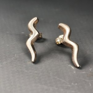 Par de Caravanas de Plata con Diseño Ondulado - imagen 6
