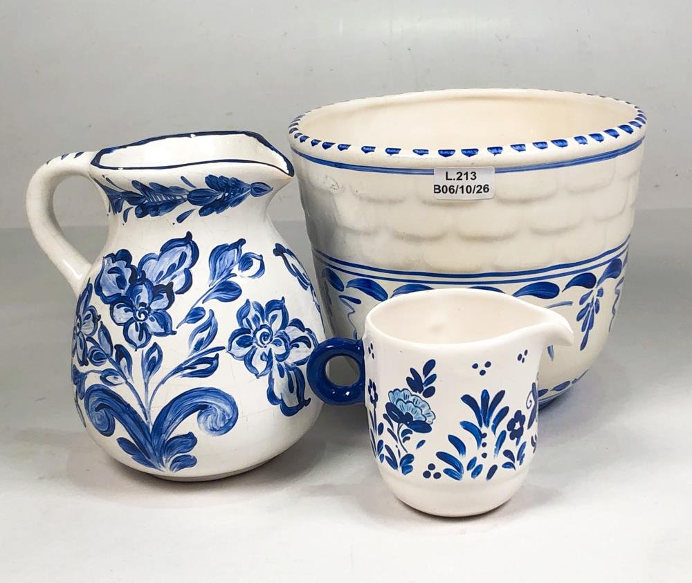 Centro de Cerámica Esmaltada Blanca y Celeste con Diseño Floral