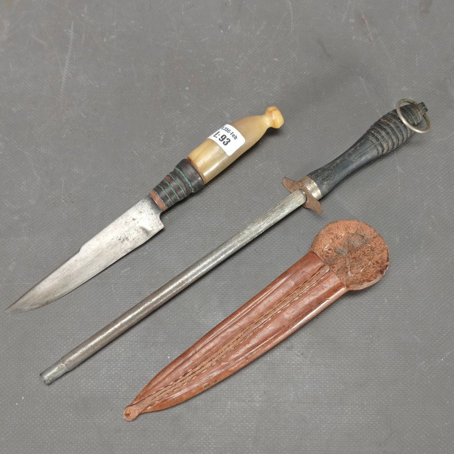 Lote siguiente: Cuchillo con vaina de cuero y cabo de madera