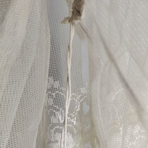Dos Cortinas Antiguas de Tul con Encaje y Volados - imagen 4