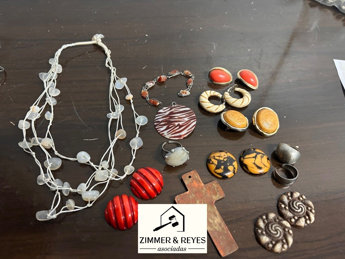 Lote de Bijouterie Variada: Collares, Anillos, Aros y Dijes