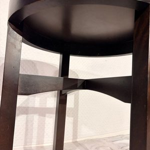 Mesa de Apoyo Redonda Oscura con Patas Estilo Clásico - imagen 2