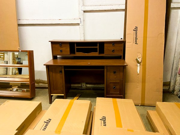 Escritorio de madera con cajones y organizador superior