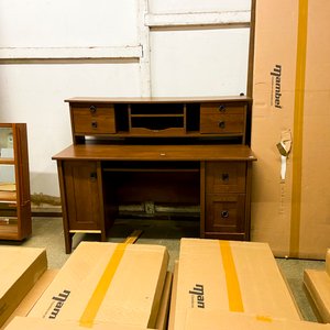 Lote anterior: Escritorio de madera con cajones y organizador superior