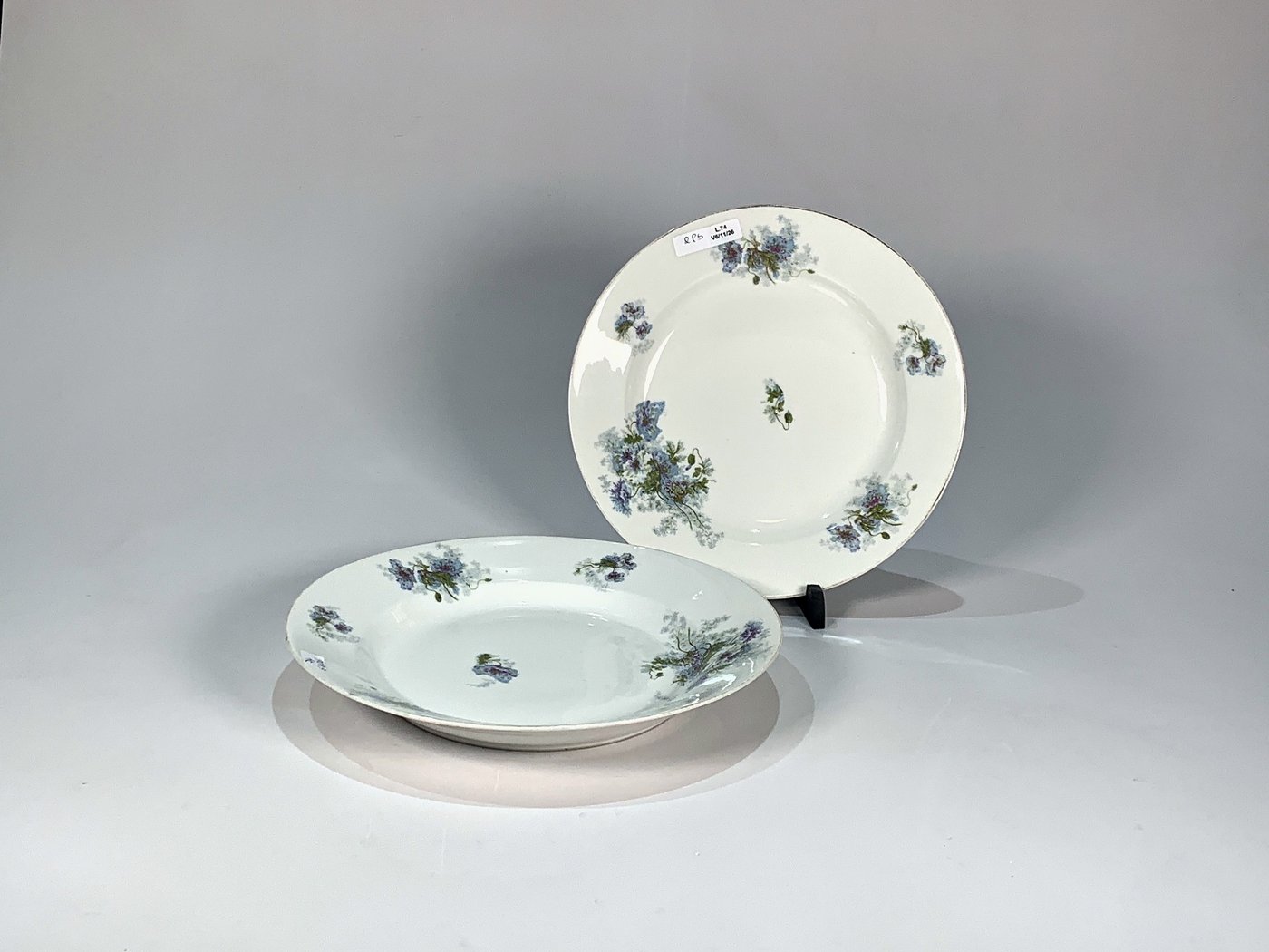 Dos Fuentes de Porcelana Limoges Blancas con Flores Azules