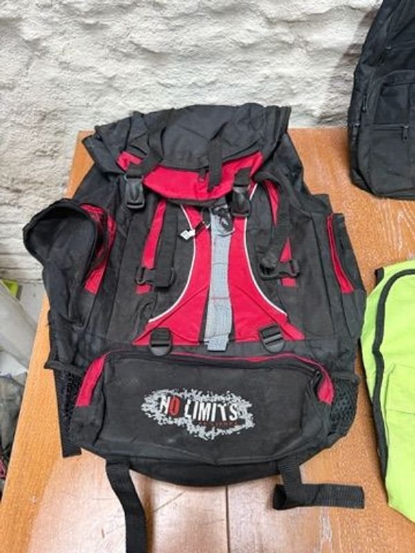 Lote de mochilas y bolsos de diferentes tamaños y colores - imagen 2