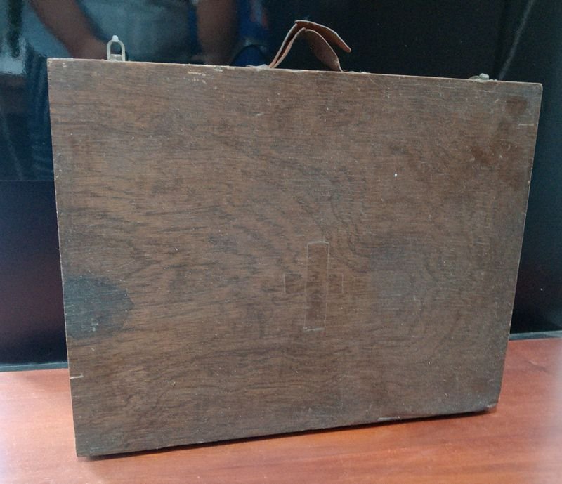 Lote siguiente: Antiguo botiquín de viaje de madera con emblema médico