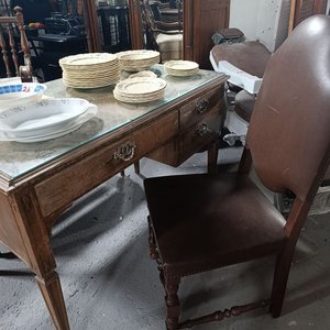Escritorio Antiguo con Silla Tapizada en Cuero y Tapa de Vidrio - imagen 2