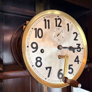 Reloj de Pie Estilo Renacimiento en Nogal Tallado con Máquina Gustav Becker - imagen 14