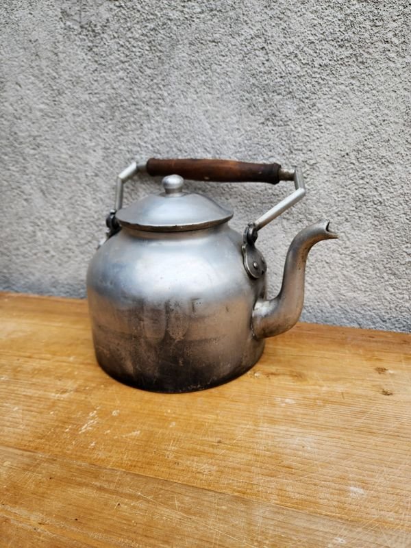 Pava Antigua de Aluminio con Tapa y Asa de Madera