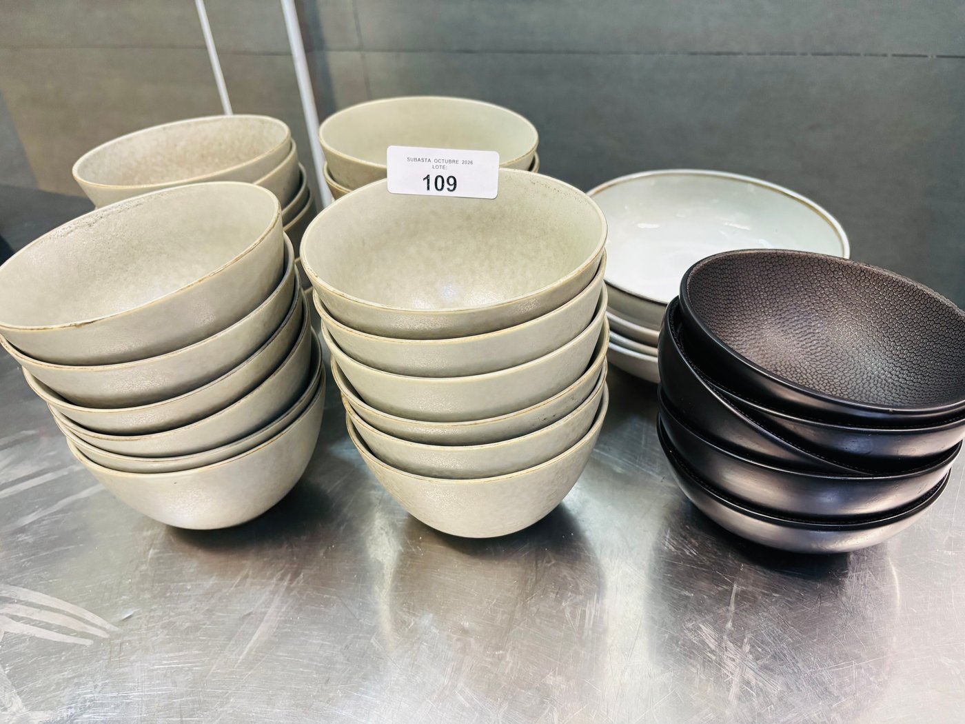 Lote de 33 Bowls de Cerámica, 2 Tamaños