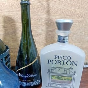 Lote de Frascos y Botellas Decorativas de Vidrio Azul, Ámbar y Verde - imagen 4