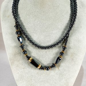Dos Collares Largos Negros con Detalles Dorados - imagen 3
