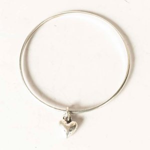 Lote siguiente: Pulsera Bangle de Plata con Dijes de Corazón