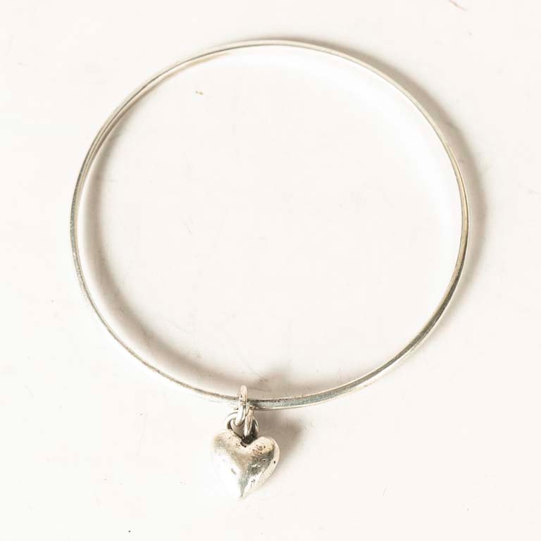 Pulsera Bangle de Plata con Dijes de Corazón