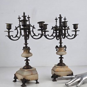 Par de Candelabros de Bronce y Alabastro Estilo Clásico - imagen 1