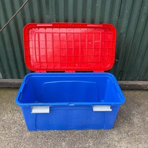 Caja Plástica Grande Azul y Roja para Juguetes y Almacenamiento - imagen 3
