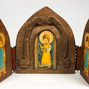 Tríptico Religioso Abatible en Madera con Figuras Infantiles - imagen 3