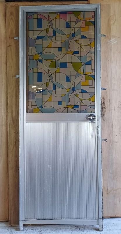 Lote anterior: Ventana con marco de aluminio y vidrio con patrón geométrico