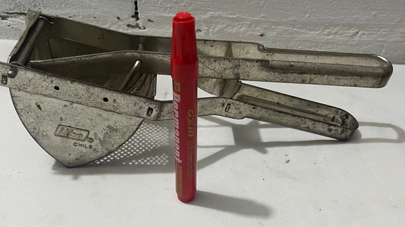 Lote siguiente: Herramienta metálica con perforaciones
