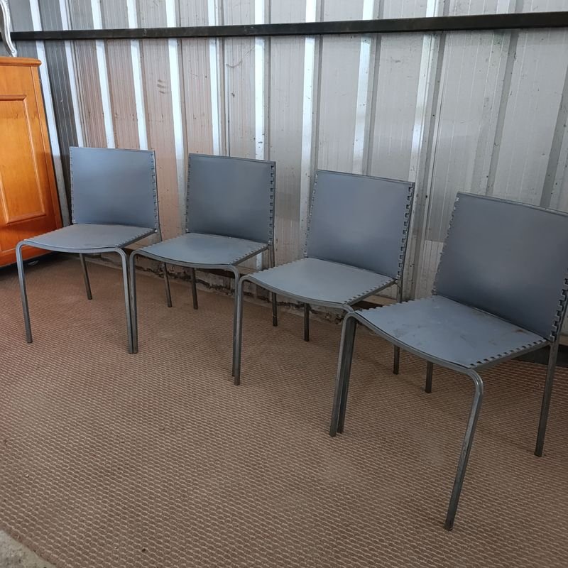 Sillas con estructura metálica y asiento en polipropileno de color gris apilables - imagen 2
