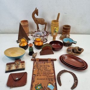 Lote de Adornos y Objetos Varios: Figura de Ciervo, Recipientes, Herradura y Placa - imagen 2