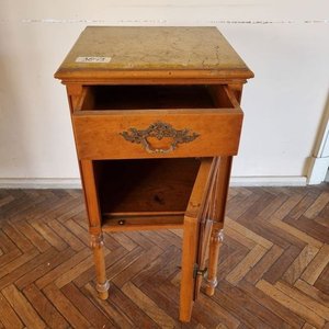 Mesa de Luz Luis XVI Antigua en Madera con Tapa de Mármol y Cajón - imagen 2